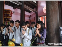 Lễ dâng hương tại đền Sóc của học sinh lớp 12 năm học 2014-2015