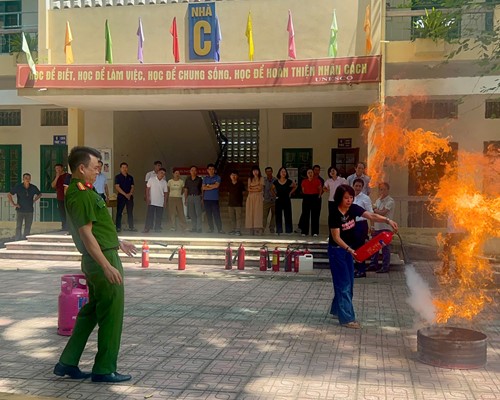 Trường THPT Xuân Đỉnh tổ chức tập huấn, huấn luyện nghiệp vụ chữa cháy và cứu nạn, cứu hộ năm 2026